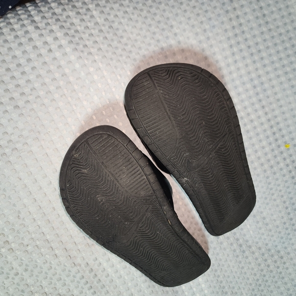 NIKE GUC WOMEN'S SIZE 8 BLACK SIGNATURE SLIDE SANDALS - Picture 2 of 6